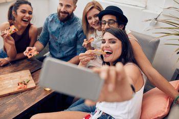 Selfie przyjaciół podczas jedzenia pizzy