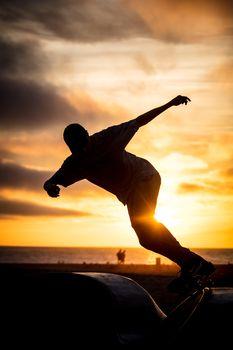 Skateboarding przy zachodzie słońca