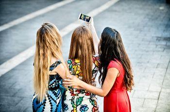 Trzy przyjaciółki robiące sobie selfie