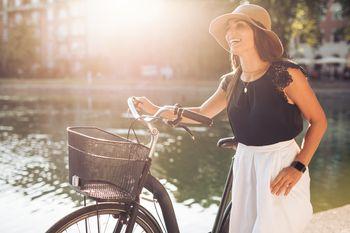Uśmiechnięta kobieta na rowerze