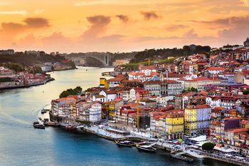 Malownicze portugalskie miasto nad rzeką