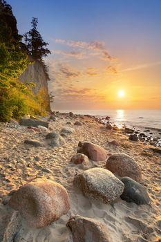 Malowniczy wschód słońca nad Klifem Orłowskim