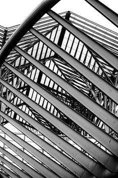 Metalowy element o geometrycznym układzie