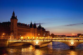 Budynek Conciergerie nocą