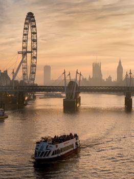 London Eye przy zachodzącym słońcu