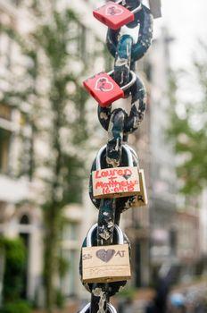 Miłosne kłódki na łańcuchu