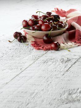 Miska czereśni na rustykalnym stole