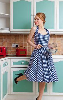 Młoda kobieta w kuchni
