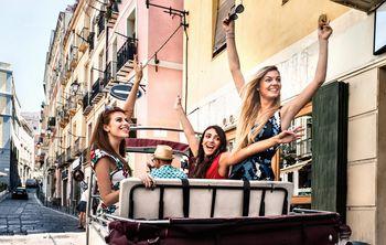 Młode dziewczyny na wakacjach