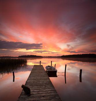 Molo nad jeziorem o wschodzie słońca. Niemcy