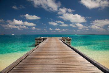 Molo w Malediwach a w tle morze i błękitne niebo