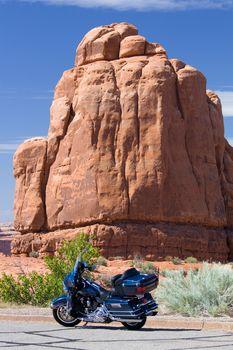 Motocykl Harley Davidson zaparkowany w Arches. Park Narodowy