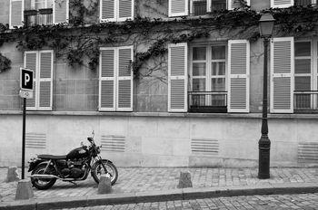 Motocykl zaparkowany na ulicy