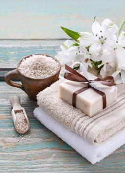 Mydło z wstążką na ręcznikach