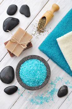 Niebieska sól morska w kamiennej misie