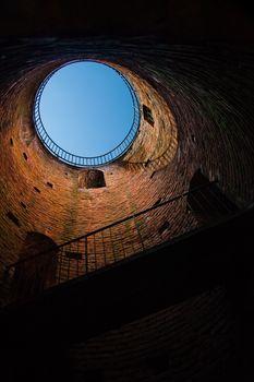 Owalny widok z dołu baszty