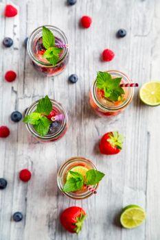 Owoce w słoikach z rurkami