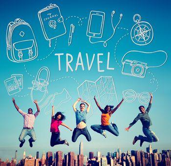 Paczka przyjaciół podskakująca na tle miasta