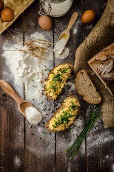 Pajdy chleba z jajecznicą i szczypiorkiem