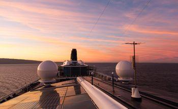  Panele słoneczne na szczycie dachu statku wycieczkowego