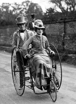 Para jadąca na trójkołowym rowerze