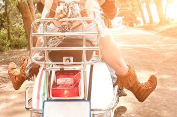 Para jadąca razem na wakacje na skuterze