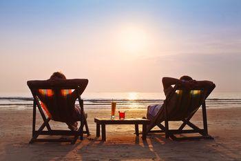 Para odpoczywająca na leżakach na plaży