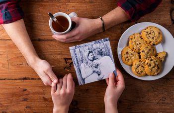 Para oglądająca zdjęcie przy herbacie