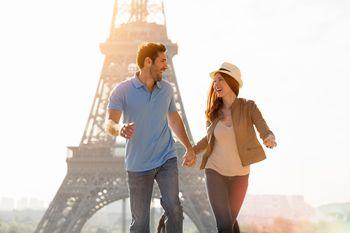 Para spacerująca w okolicy Wieży Eiffla