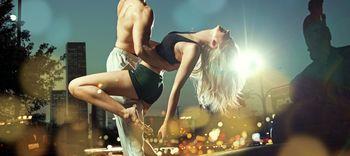 Para tańcząca na ulicy