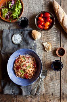 Pasta z pomidorkami w niebieskim naczyniu