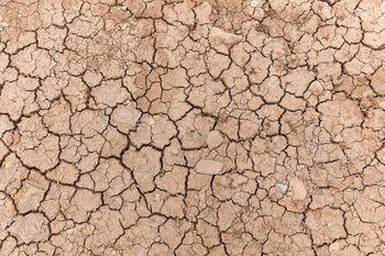Pęknięcia na suchej ziemi