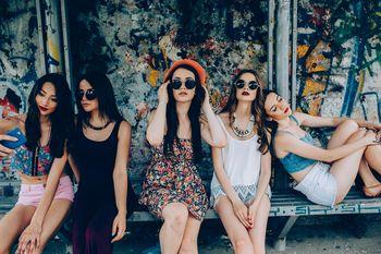 Pięć młodych dziewczyn