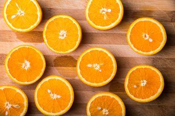 Plastry pomarańcza ułożone obok siebie