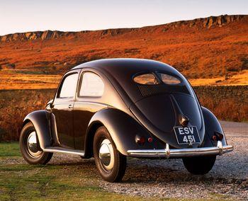  Czarny Volkswagen Beetle z 1951 o zachodzie słońca