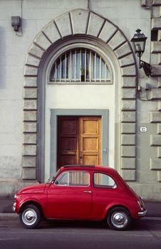  Czerwony samochód marki Fiat
