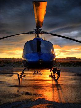 Helikopter na tle zachodzące słońca