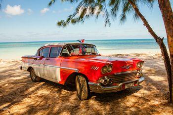 Klasyczny samochód amerykański na plaży Cayo Jutias