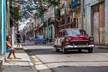 Klasyczny samochód jadący ulicą w Hawanie. Kuba