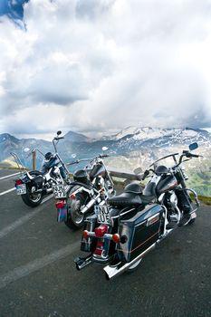 Motocykle na górskim tle