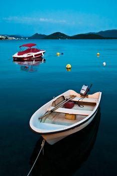 Pustka łódka na na morzu. Chorwacja