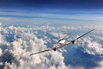 Samolot odrzutowy lecący wysoko nad chmurami