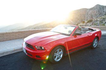 Sportowy czerwony samochód. Ford Mustang