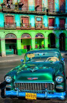 Stare klasyczne auto z 1950 roku na głównej ulicy w Hawanie na Kubie