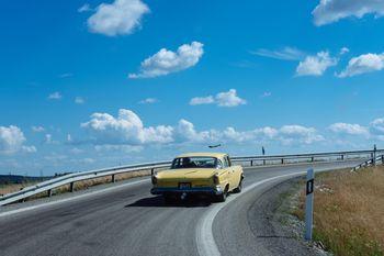 Stary amerykański samochód na autostradzie w Szwecji