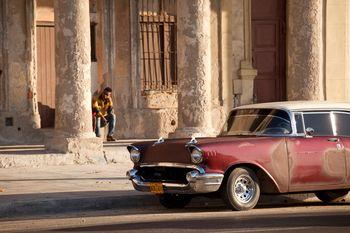 Stary amerykański samochód na ulicach Hawany na Kubie.