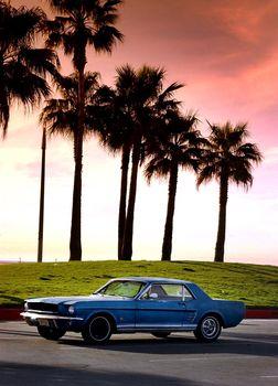 Stary niebieski Ford Mustang w Venice Beach w Los Angeles w Kalifornii