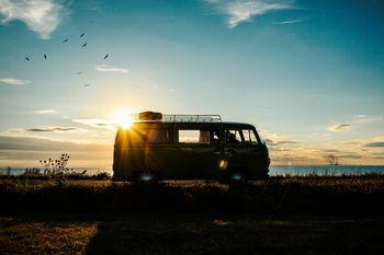  Volkswagen caravan na tle morza i zachodzącego słońca. Skandynawia