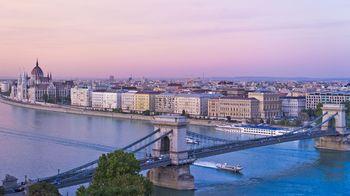 Widok na Parlament i Most Łańcuchowy o zachodzie słońca - Budapeszt, Węgry