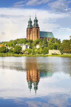 Katedra w Gnieźnie odbijająca się w Jeziorze Jelonek